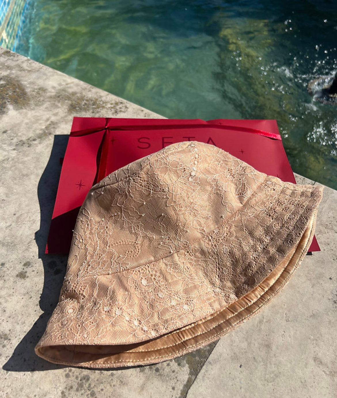 Cappello da pescatore in pizzo e seta