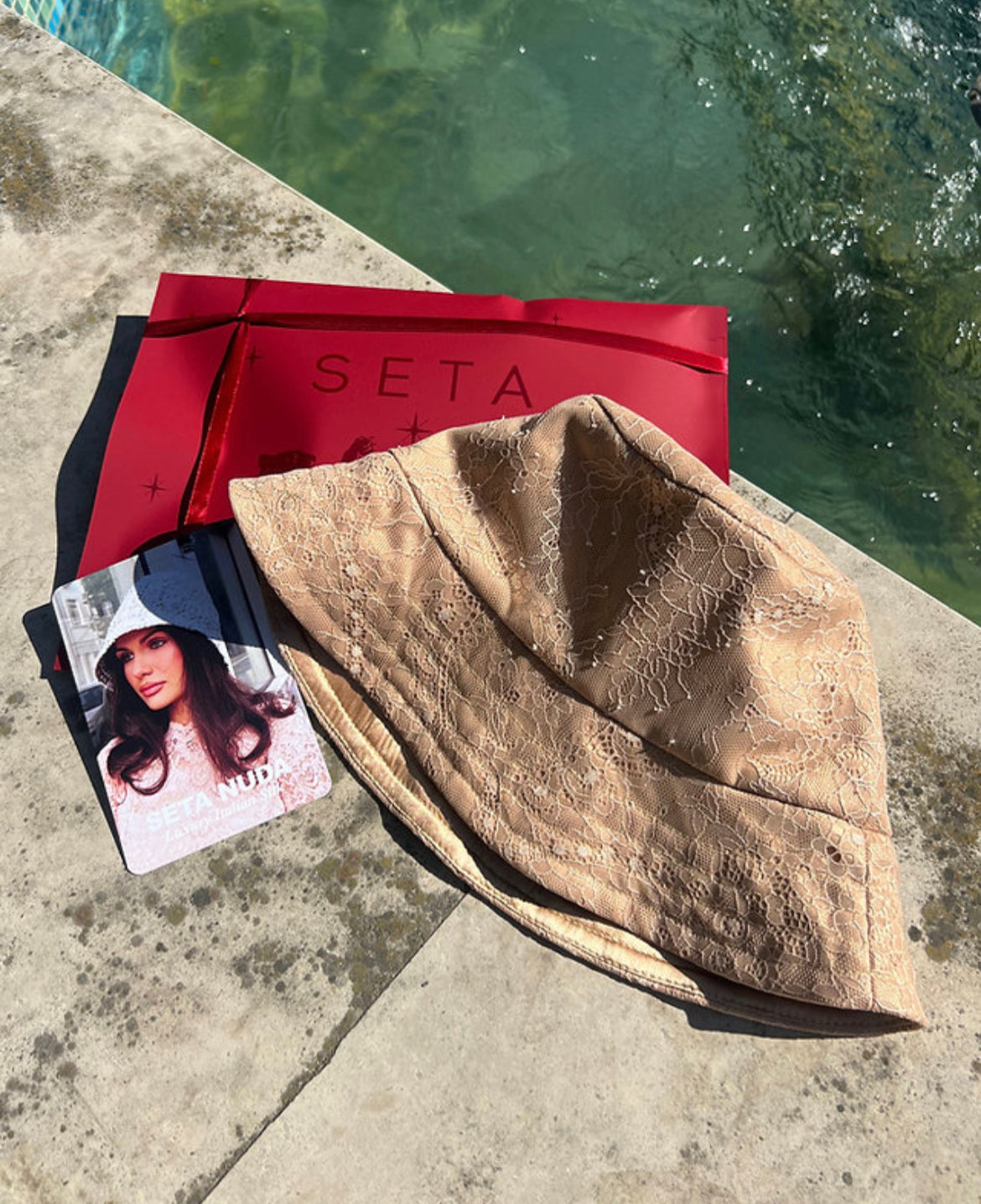 Cappello da pescatore in pizzo e seta