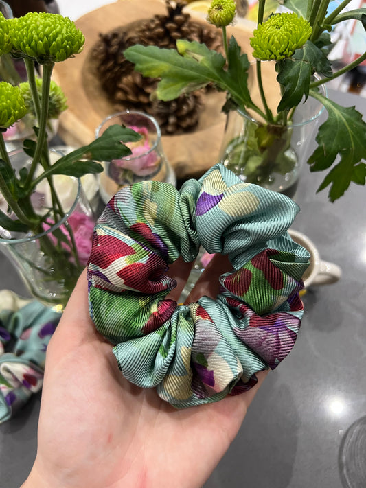 Scrunchie in seta Secret Garden