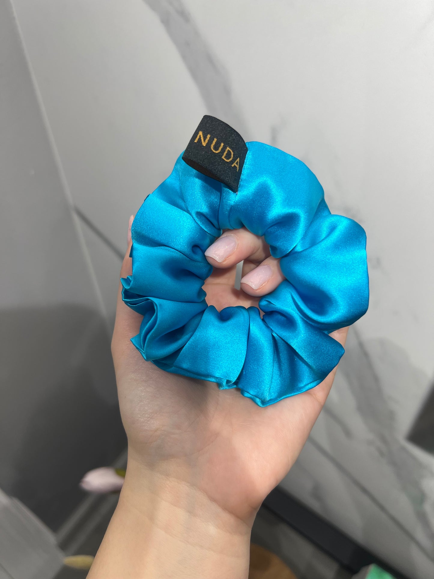 Scrunchie in seta blu con onde dell'oceano